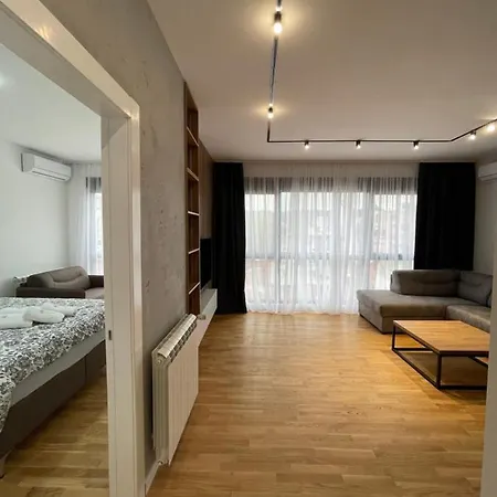 Leo Lux 2